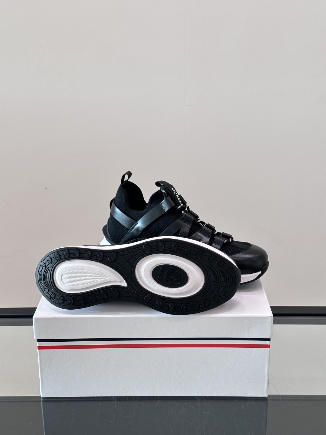 Moncler/蒙口男士休闲运动鞋，具有舒适防滑性能，采用一体成型进口飞织科技面料制成，兼备创新、功能性