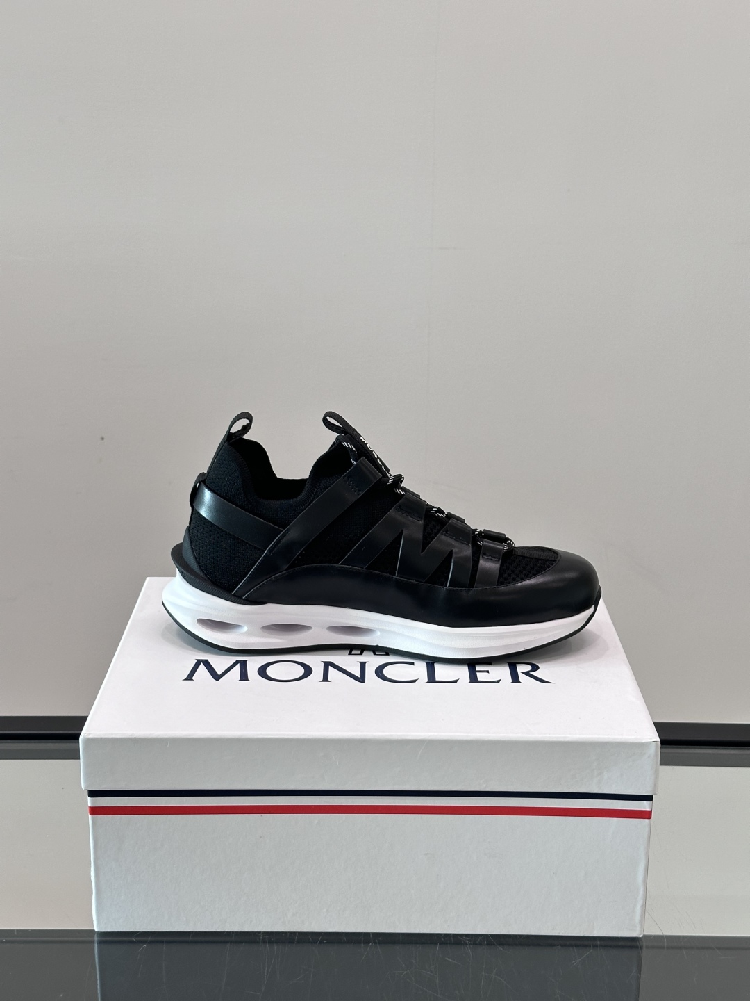 Moncler/蒙口男士休闲运动鞋，具有舒适防滑性能，采用一体成型进口飞织科技面料制成，兼备创新、功能性