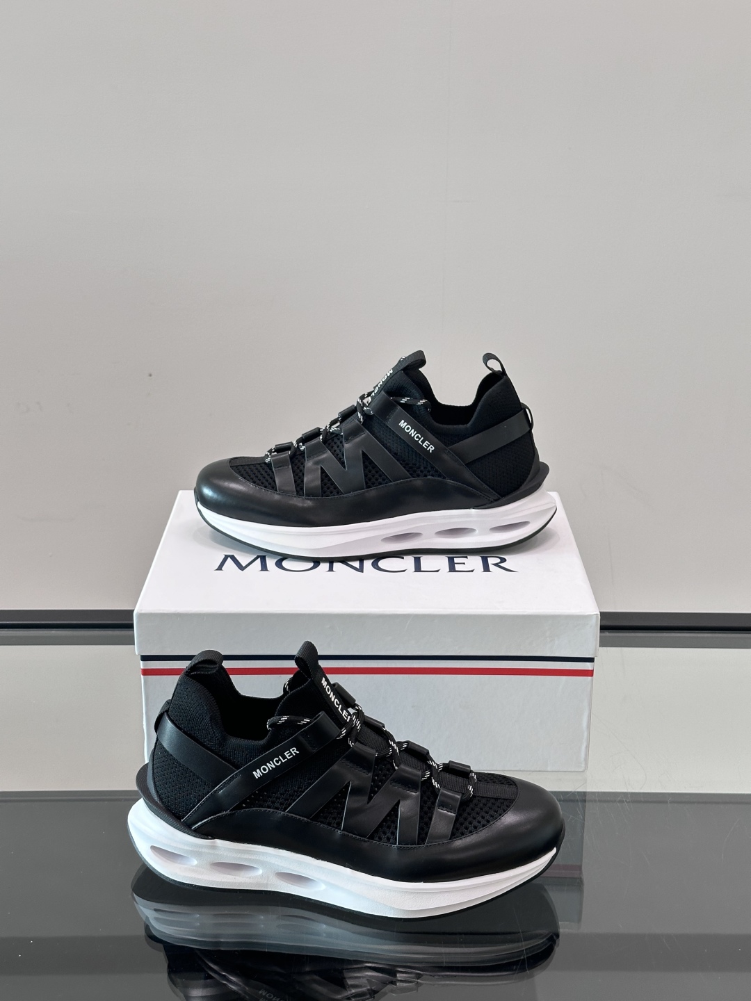Moncler/蒙口男士休闲运动鞋，具有舒适防滑性能，采用一体成型进口飞织科技面料制成，兼备创新、功能性
