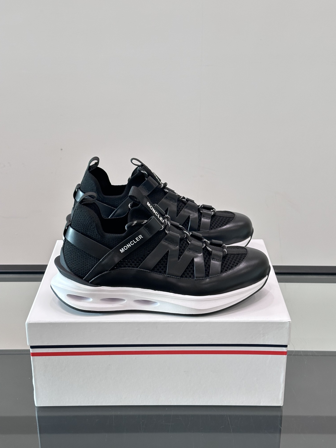 Moncler/蒙口男士休闲运动鞋，具有舒适防滑性能，采用一体成型进口飞织科技面料制成，兼备创新、功能性