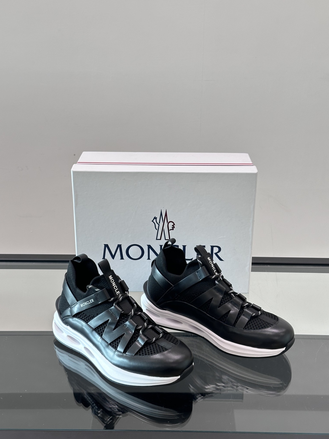 Moncler/蒙口男士休闲运动鞋，具有舒适防滑性能，采用一体成型进口飞织科技面料制成，兼备创新、功能性