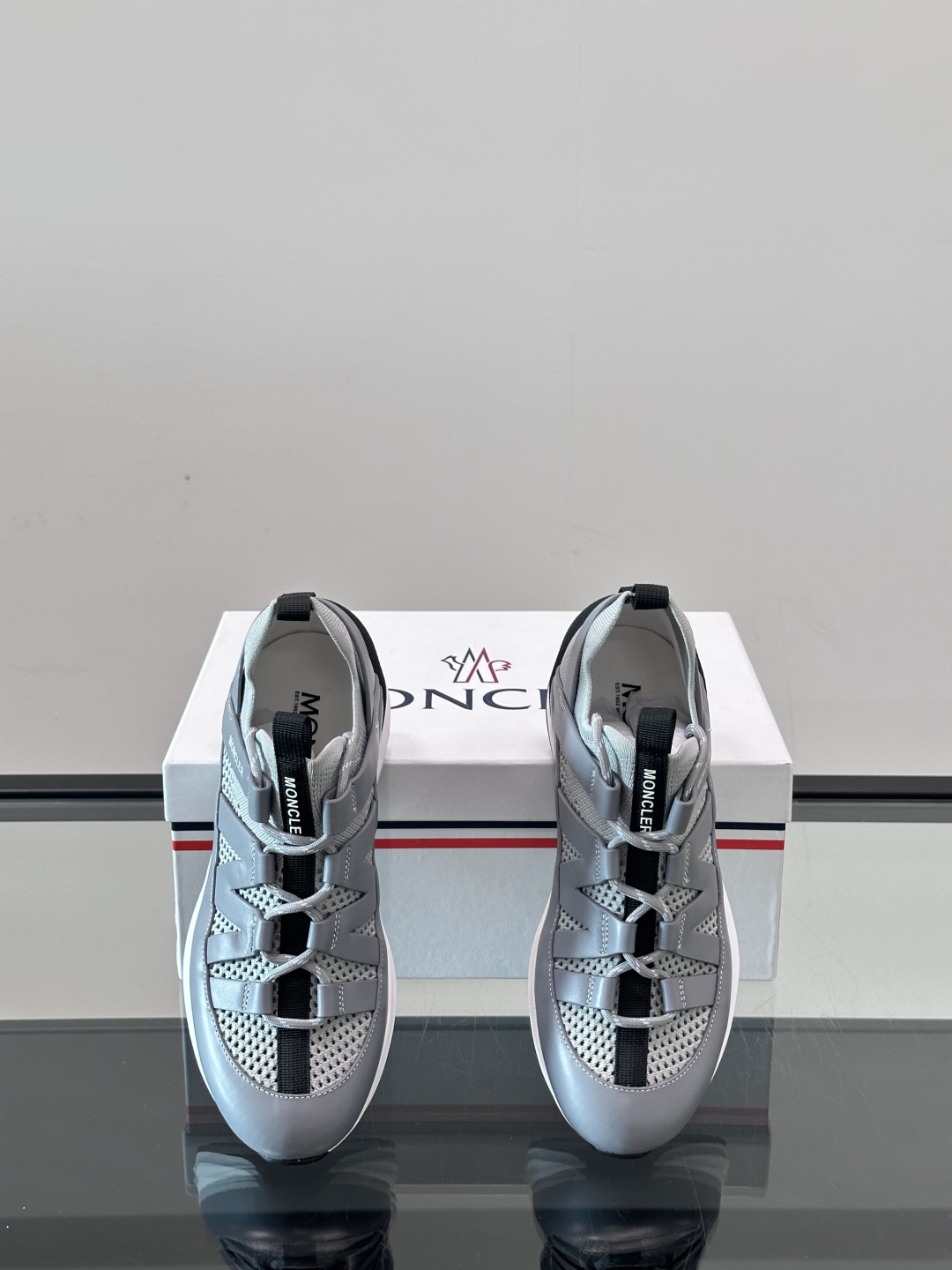 Moncler/蒙口男士休闲运动鞋，具有舒适防滑性能，采用一体成型进口飞织科技面料制成，兼备创新、功能性
