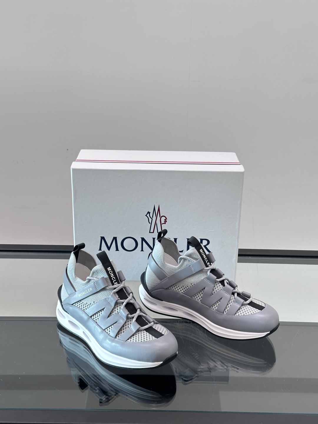 Moncler/蒙口男士休闲运动鞋，具有舒适防滑性能，采用一体成型进口飞织科技面料制成，兼备创新、功能性