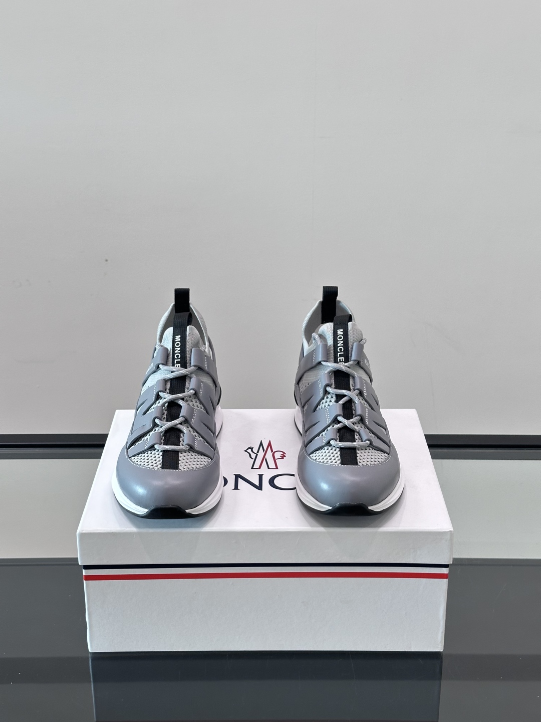 Moncler/蒙口男士休闲运动鞋，具有舒适防滑性能，采用一体成型进口飞织科技面料制成，兼备创新、功能性
