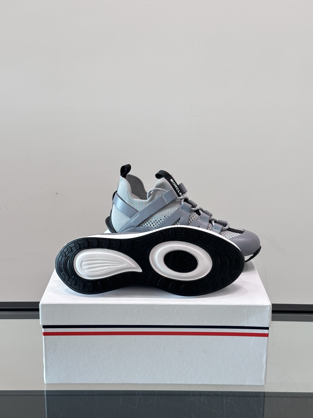 Moncler/蒙口男士休闲运动鞋，具有舒适防滑性能，采用一体成型进口飞织科技面料制成，兼备创新、功能性