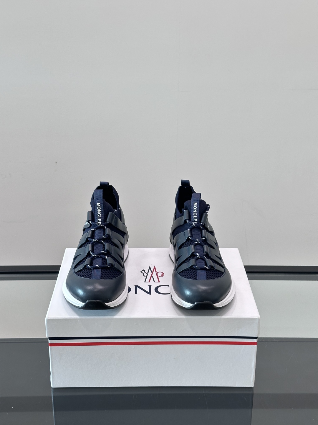 Moncler/蒙口男士休闲运动鞋，具有舒适防滑性能，采用一体成型进口飞织科技面料制成，兼备创新、功能性