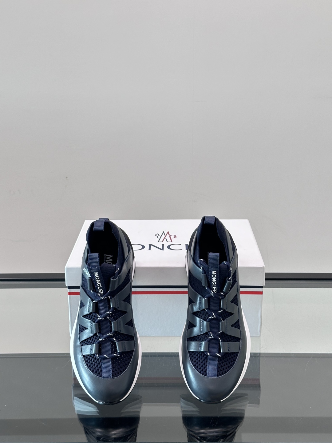 Moncler/蒙口男士休闲运动鞋，具有舒适防滑性能，采用一体成型进口飞织科技面料制成，兼备创新、功能性