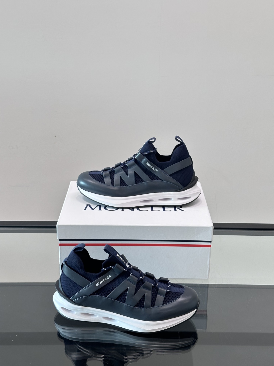 Moncler/蒙口男士休闲运动鞋，具有舒适防滑性能，采用一体成型进口飞织科技面料制成，兼备创新、功能性