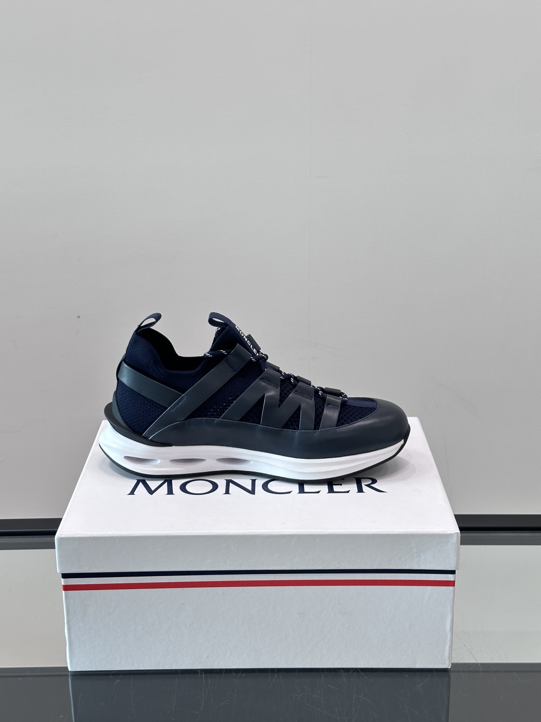 Moncler/蒙口男士休闲运动鞋，具有舒适防滑性能，采用一体成型进口飞织科技面料制成，兼备创新、功能性