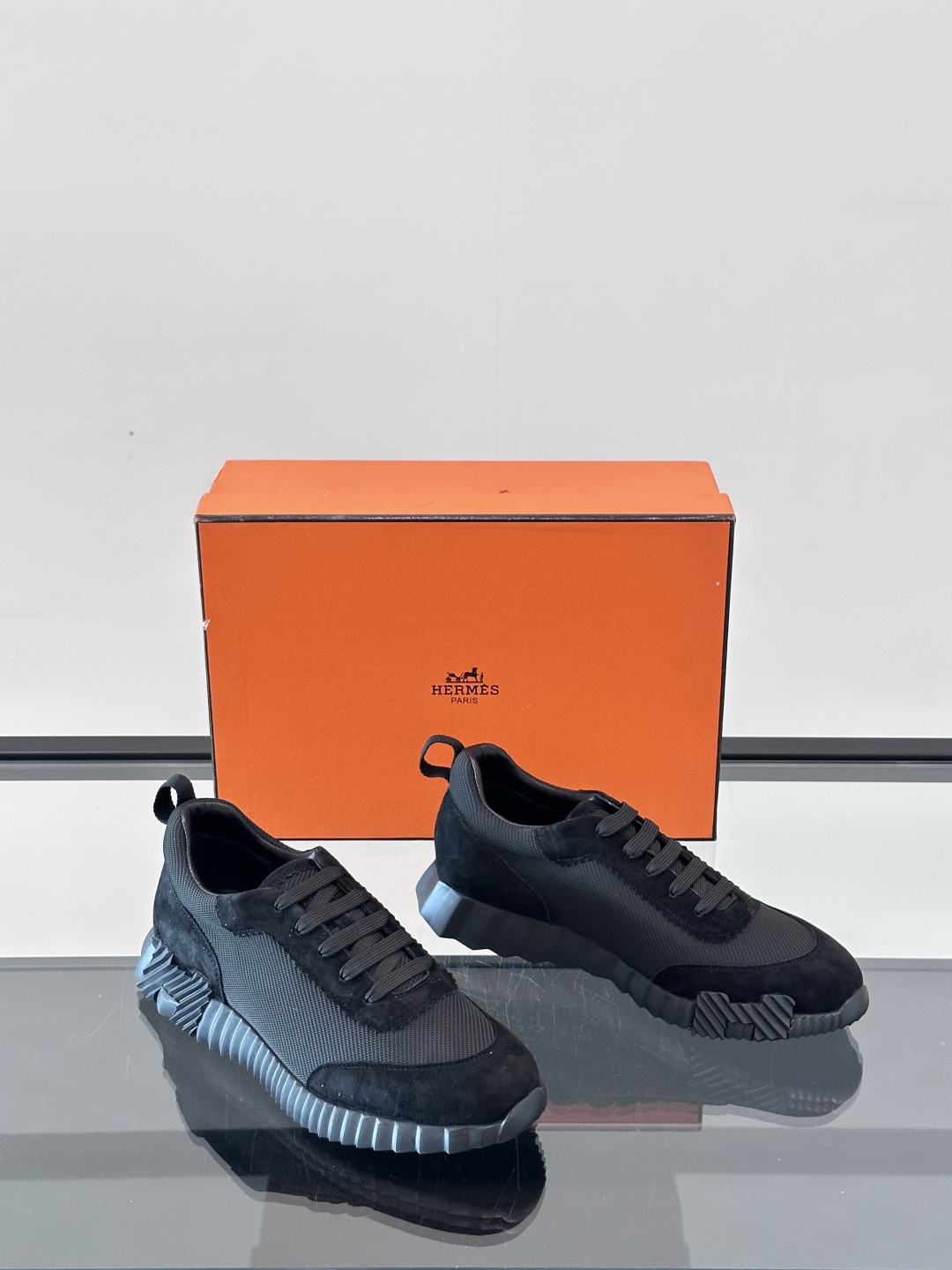 爱马仕的Bouncing运动鞋‼️上脚后非常惊艳的一个系列👟正常运动鞋作为日常款来搭配
轻松驾驭各种上身
