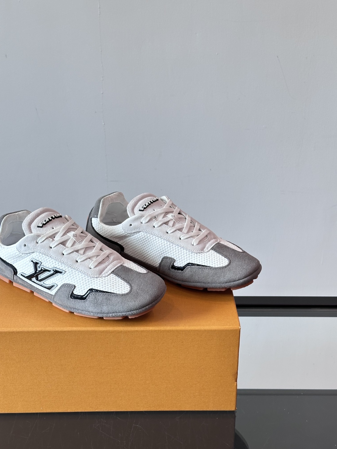  𝐋𝐨𝐮𝐢𝐬 𝐕𝐮𝐢𝐭𝐭𝐨𝐧#路易威登运动鞋 足球鞋 穿上就时髦精 这款FootPrint Soccer