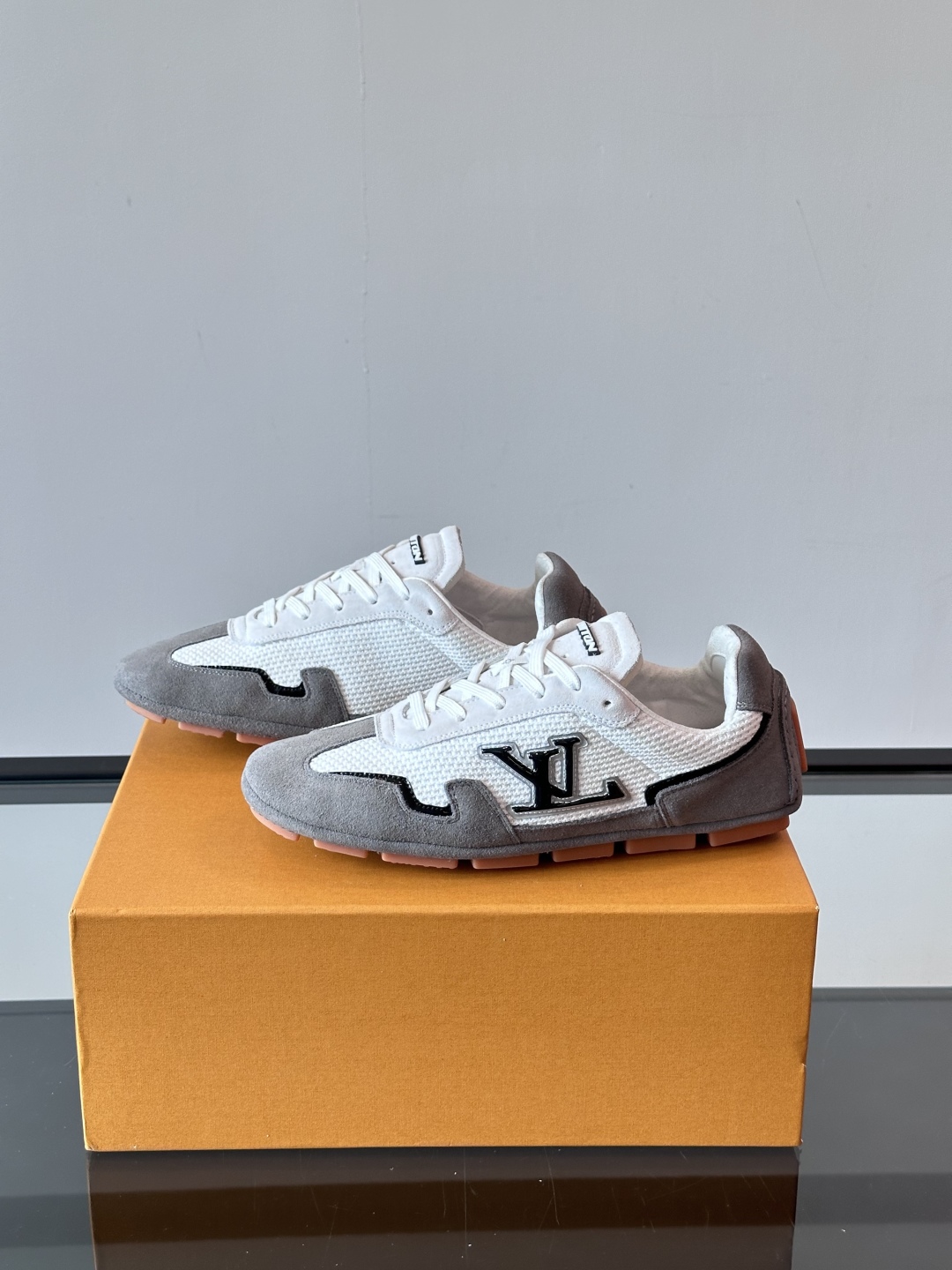  𝐋𝐨𝐮𝐢𝐬 𝐕𝐮𝐢𝐭𝐭𝐨𝐧#路易威登运动鞋 足球鞋 穿上就时髦精 这款FootPrint Soccer