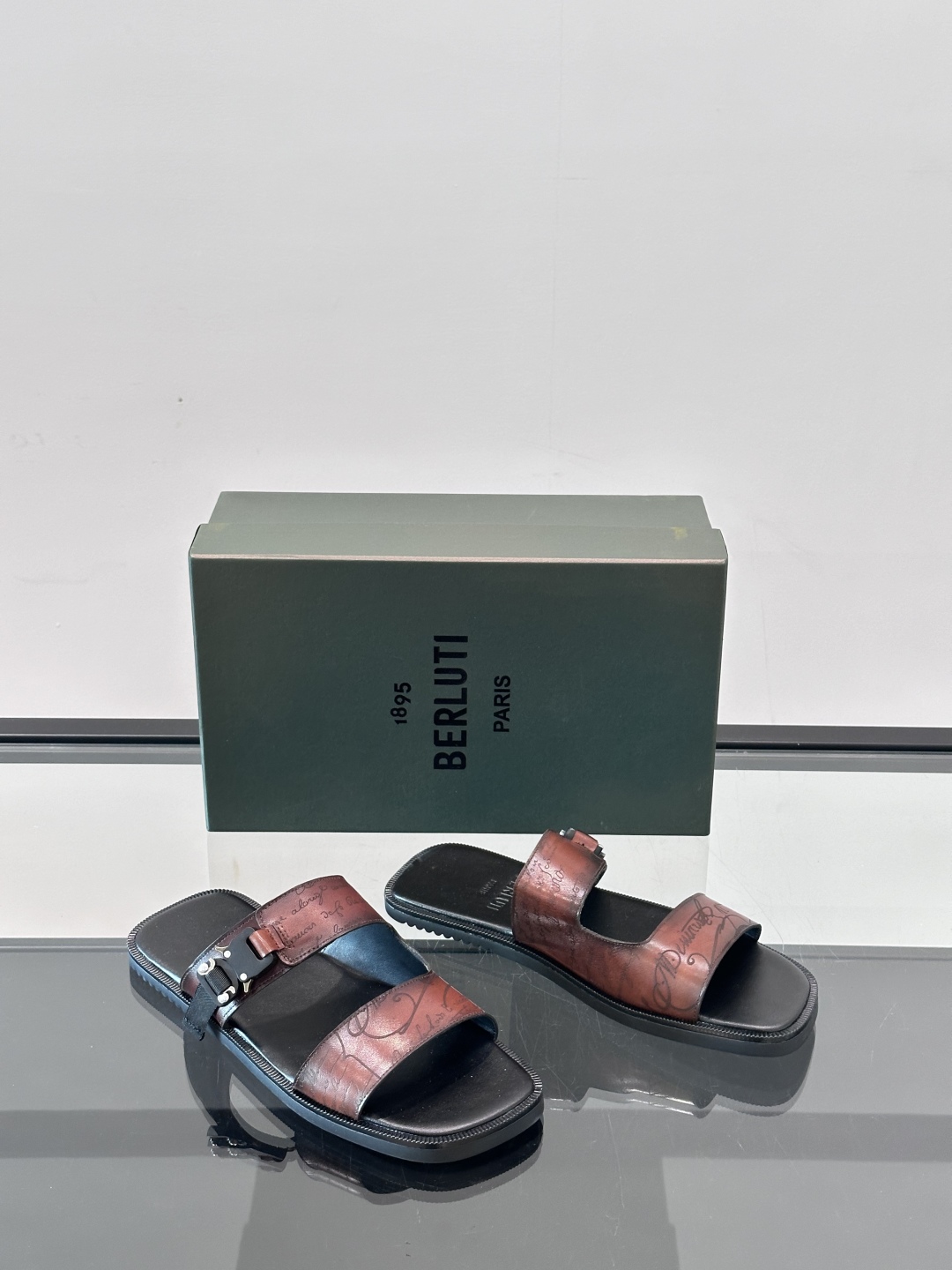 Berlut* 布鲁提夏季男士高端真皮拖鞋，进口牛皮材质 内里进口小牛皮 纯橡胶轻底 轻便舒适 。Ber