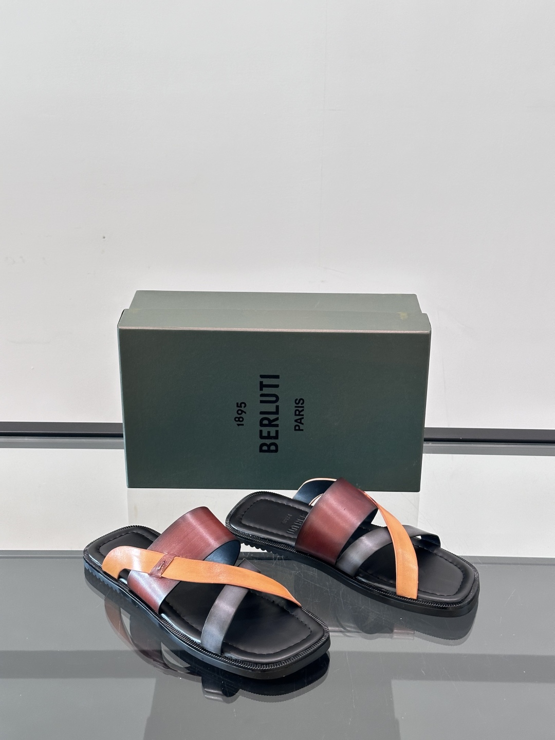 Berlut* 布鲁提夏季男士高端真皮拖鞋，进口牛皮材质 内里进口小牛皮 纯橡胶轻底 轻便舒适 。Ber