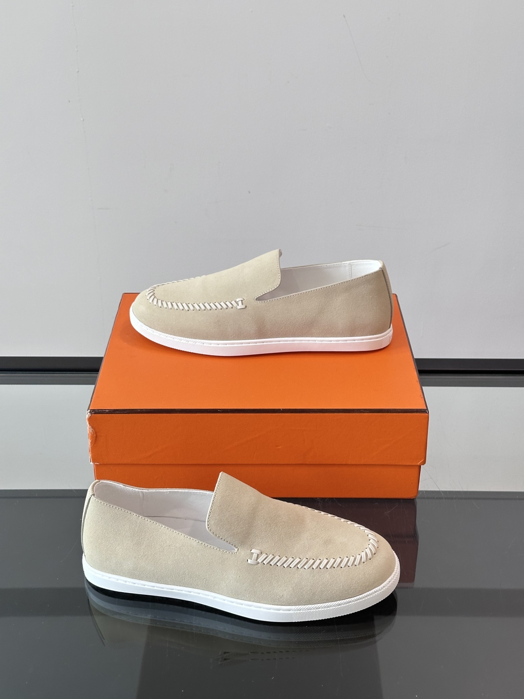 H家爱马仕 Kiddy免系带运动鞋 👟牛仔布和麂皮山羊皮免系带运动鞋，饰有标志性“H”细节。设计简约流畅