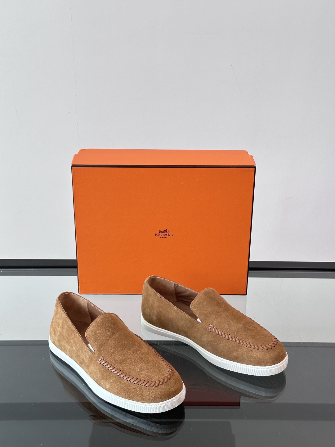 H家爱马仕 Kiddy免系带运动鞋 👟牛仔布和麂皮山羊皮免系带运动鞋，饰有标志性“H”细节。设计简约流畅