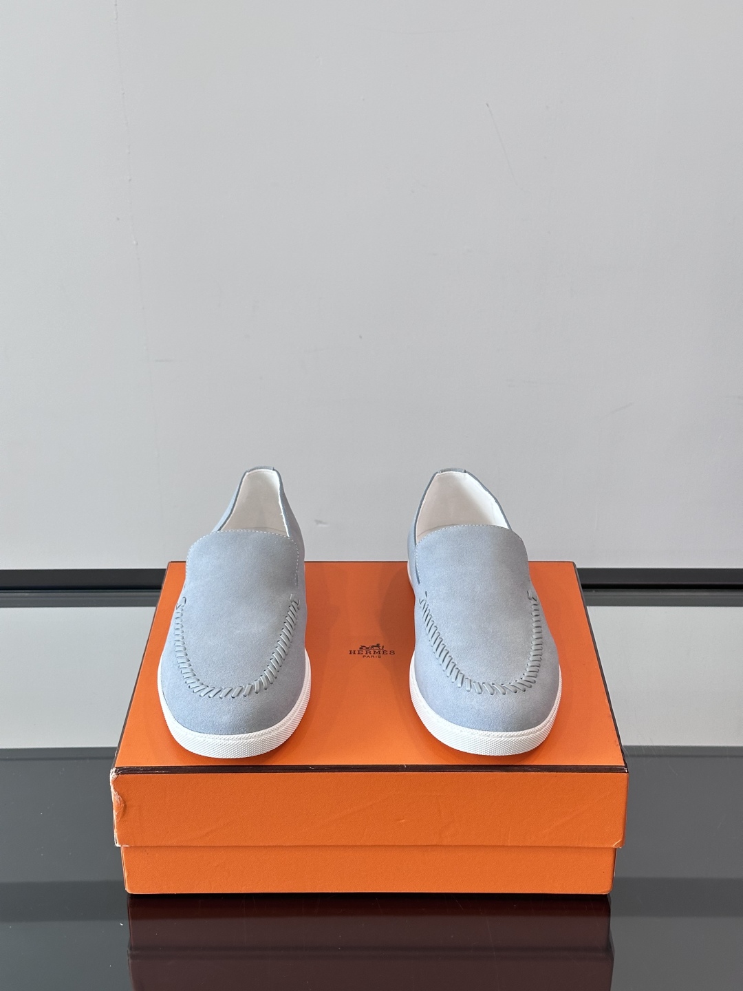 H家爱马仕 Kiddy免系带运动鞋 👟牛仔布和麂皮山羊皮免系带运动鞋，饰有标志性“H”细节。设计简约流畅
