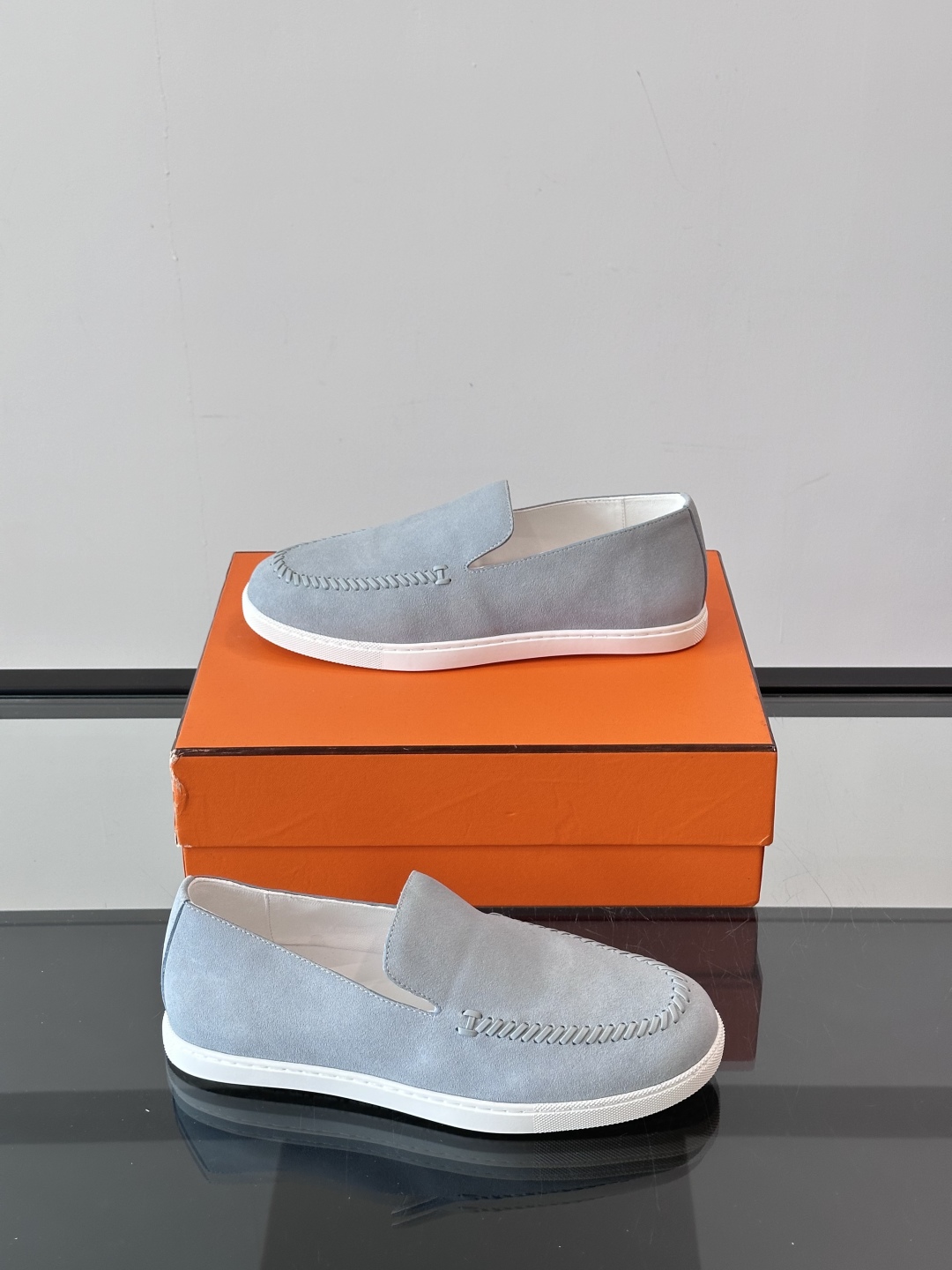 H家爱马仕 Kiddy免系带运动鞋 👟牛仔布和麂皮山羊皮免系带运动鞋，饰有标志性“H”细节。设计简约流畅