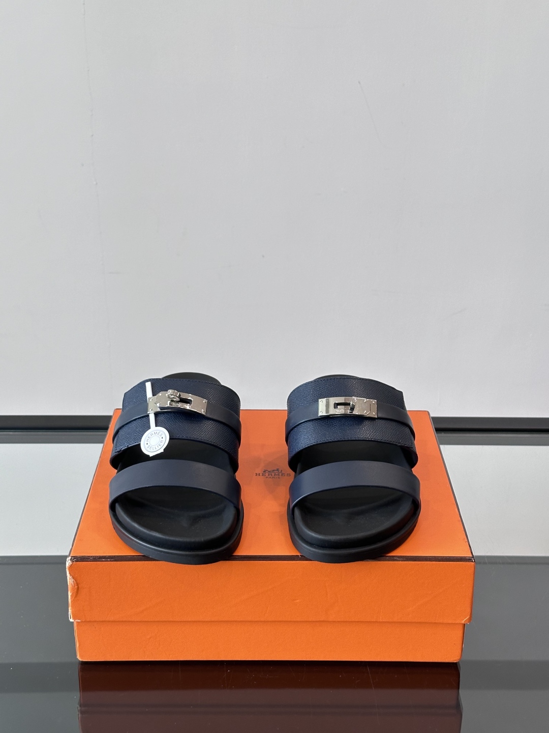 ◾️▫️Hermes 高端真皮男士拖鞋，高品质经典单品，用料上乘考究，版型宽松舒适，推荐入手，鞋面选用进
