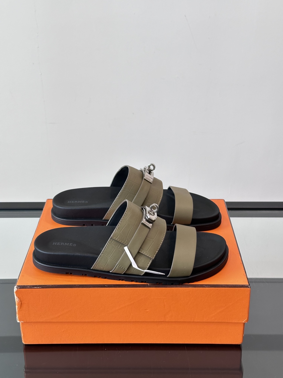 ◾️▫️Hermes 高端真皮男士拖鞋，高品质经典单品，用料上乘考究，版型宽松舒适，推荐入手，鞋面选用进