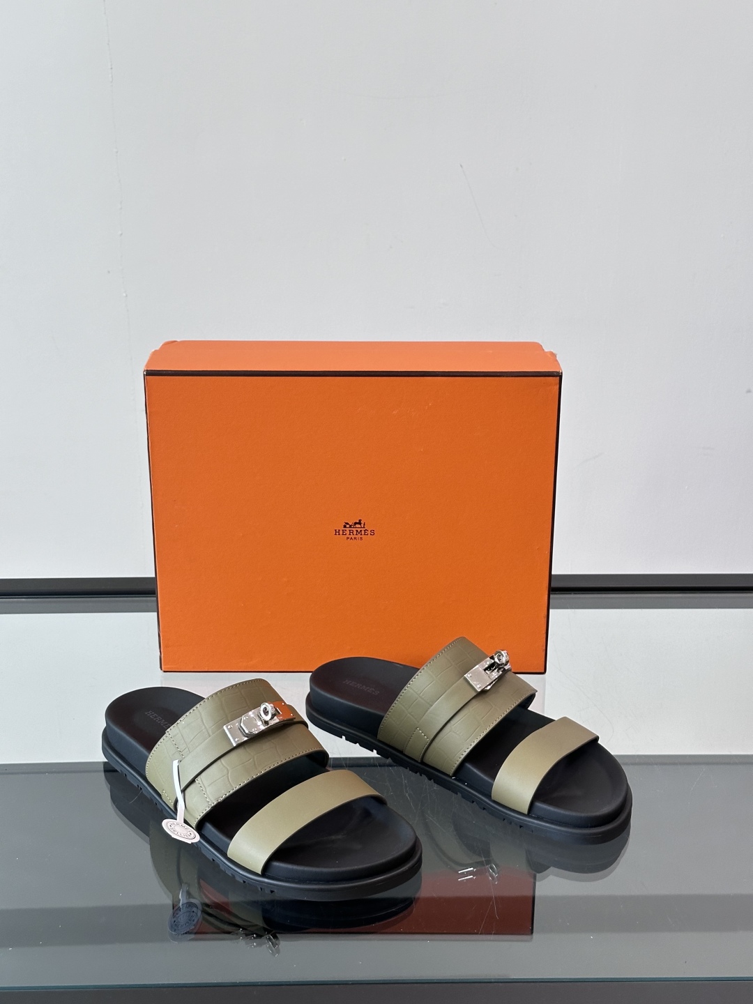 ◾️▫️Hermes 高端真皮男士拖鞋，高品质经典单品，用料上乘考究，版型宽松舒适，推荐入手，鞋面选用进