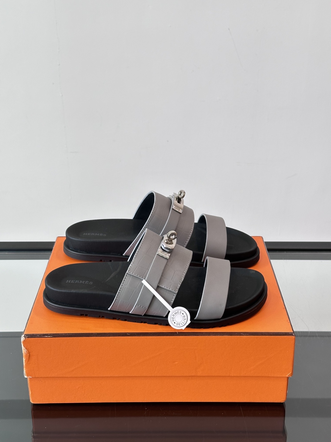 ◾️▫️Hermes 高端真皮男士拖鞋，高品质经典单品，用料上乘考究，版型宽松舒适，推荐入手，鞋面选用进