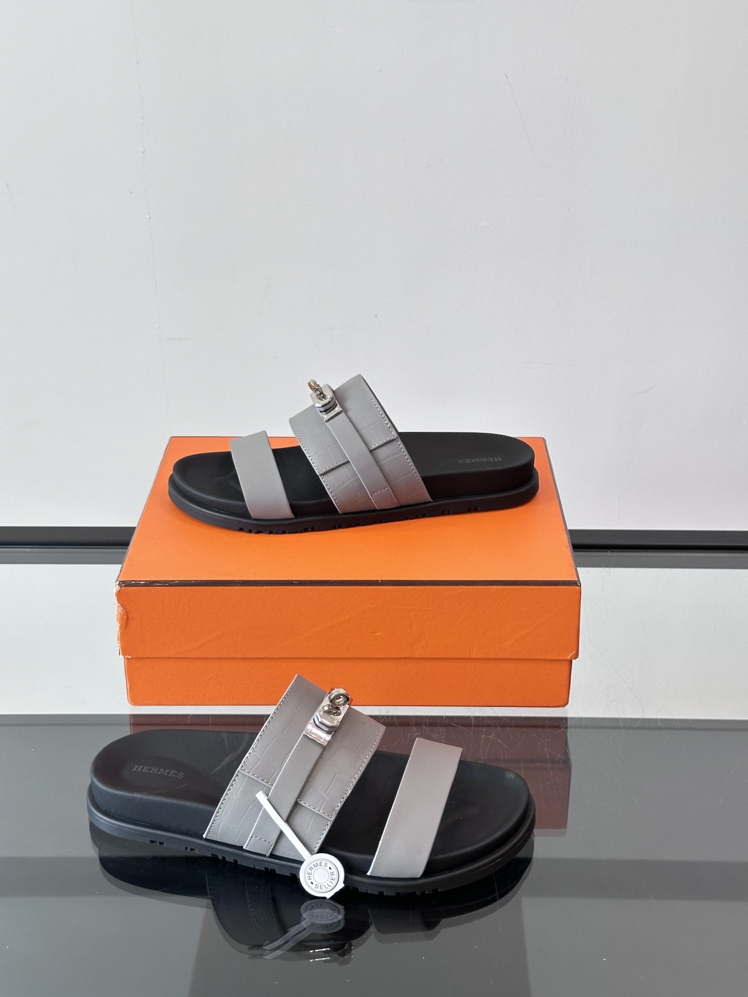 ◾️▫️Hermes 高端真皮男士拖鞋，高品质经典单品，用料上乘考究，版型宽松舒适，推荐入手，鞋面选用进