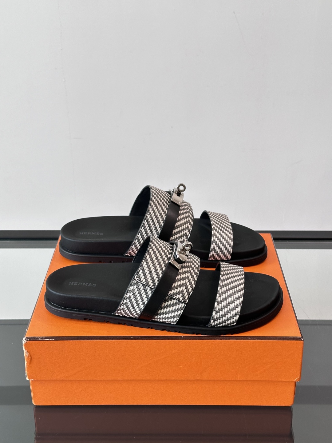 ◾️▫️Hermes 高端真皮男士拖鞋，高品质经典单品，用料上乘考究，版型宽松舒适，推荐入手，鞋面选用进