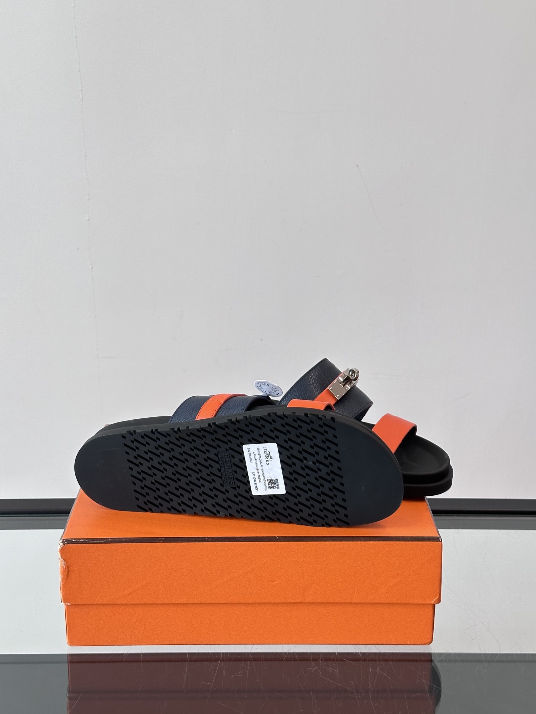 ◾️▫️Hermes 高端真皮男士拖鞋，高品质经典单品，用料上乘考究，版型宽松舒适，推荐入手，鞋面选用进