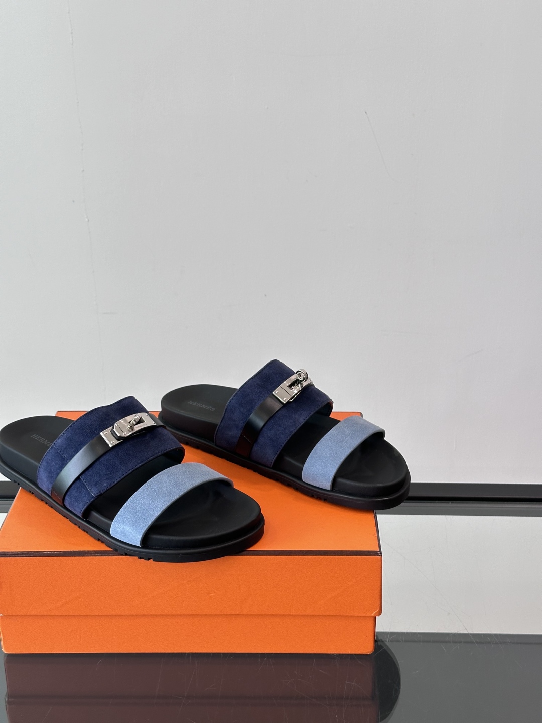 ◾️▫️Hermes 高端真皮男士拖鞋，高品质经典单品，用料上乘考究，版型宽松舒适，推荐入手，鞋面选用进