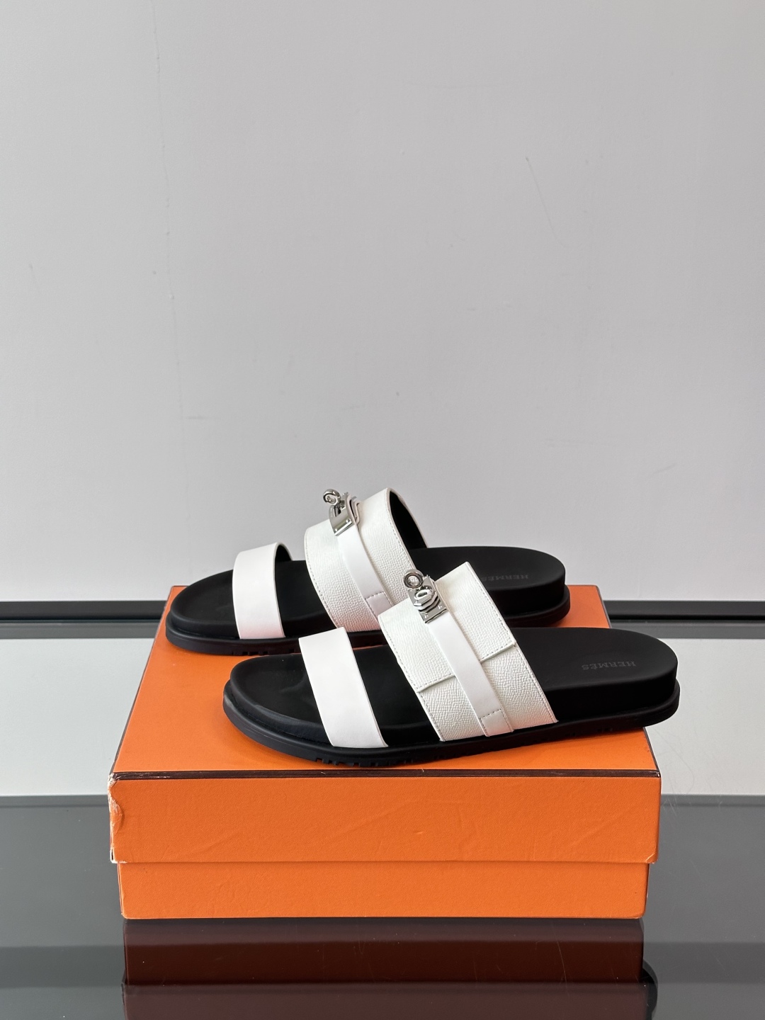 ◾️▫️Hermes 高端真皮男士拖鞋，高品质经典单品，用料上乘考究，版型宽松舒适，推荐入手，鞋面选用进