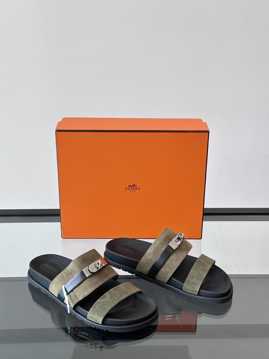 ◾️▫️Hermes 高端真皮男士拖鞋，高品质经典单品，用料上乘考究，版型宽松舒适，推荐入手，鞋面选用进