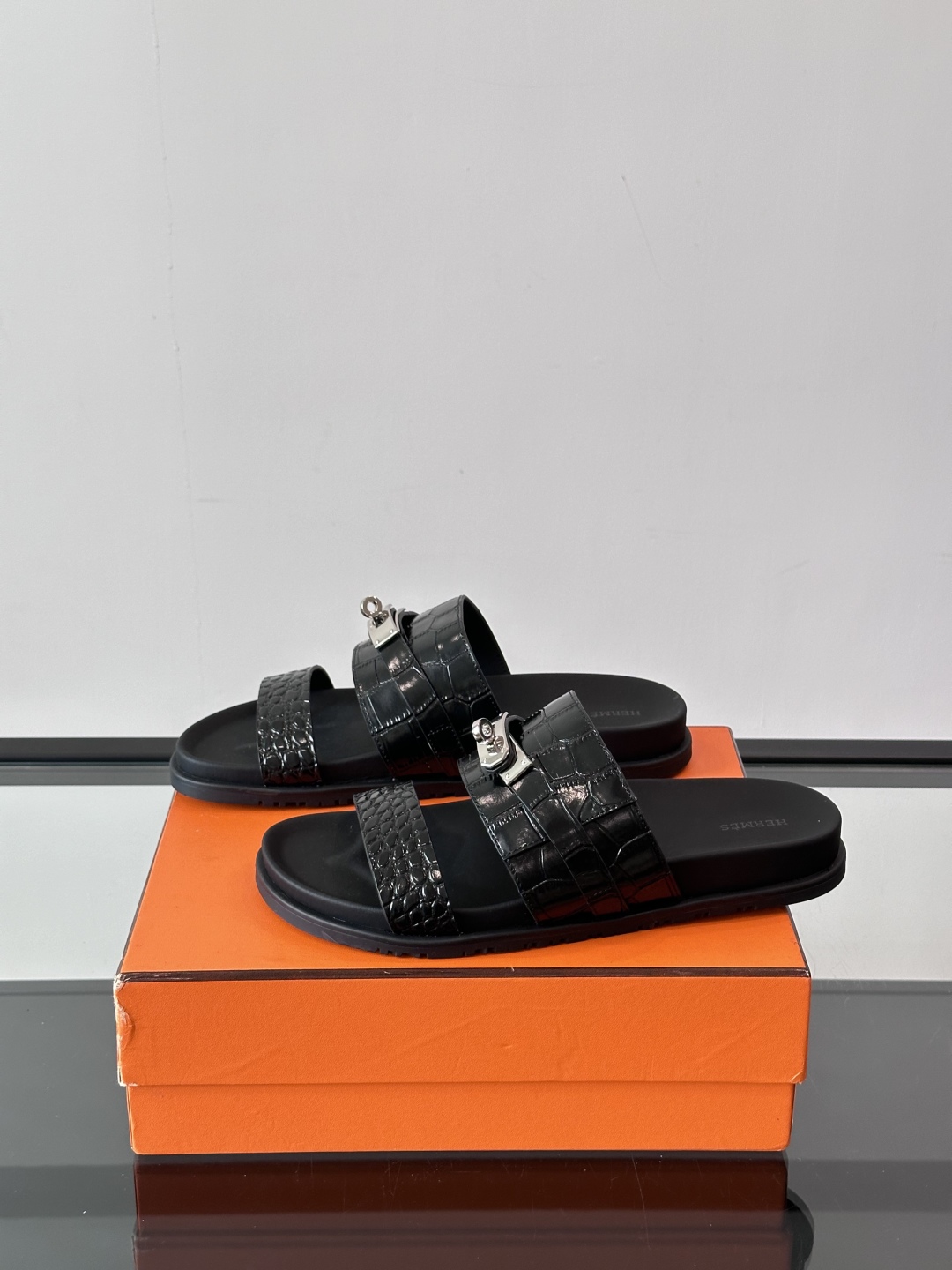◾️▫️Hermes 高端真皮男士拖鞋，高品质经典单品，用料上乘考究，版型宽松舒适，推荐入手，鞋面选用进