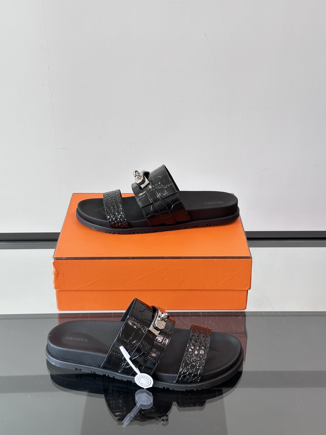 ◾️▫️Hermes 高端真皮男士拖鞋，高品质经典单品，用料上乘考究，版型宽松舒适，推荐入手，鞋面选用进