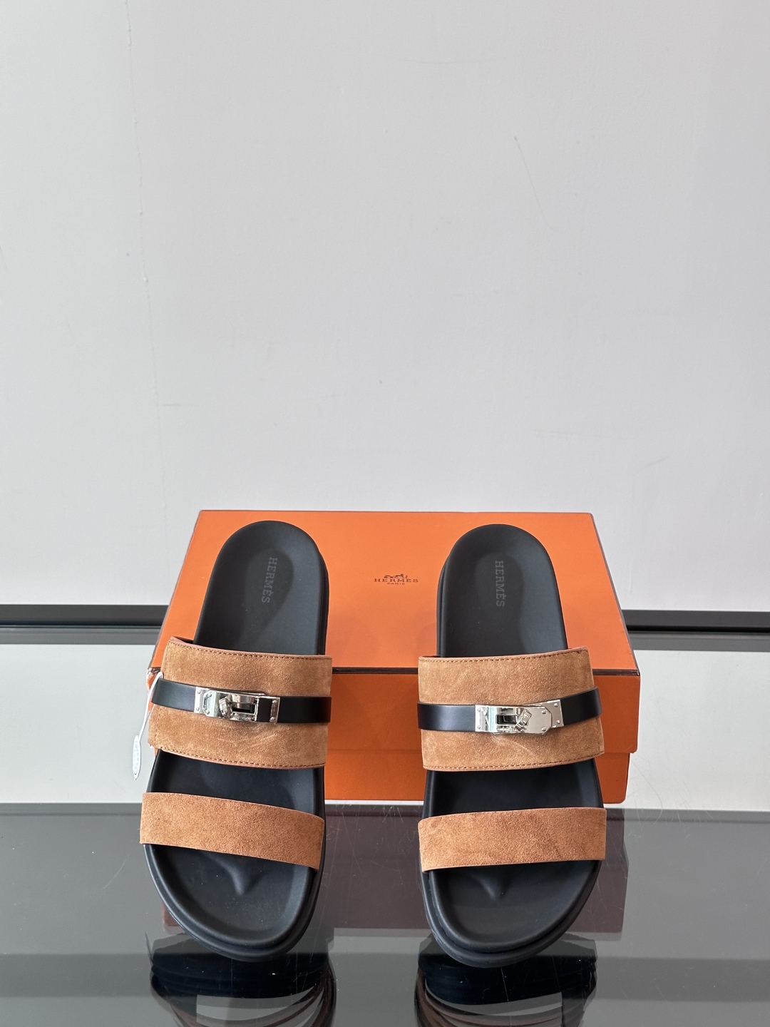 ◾️▫️Hermes 高端真皮男士拖鞋，高品质经典单品，用料上乘考究，版型宽松舒适，推荐入手，鞋面选用进