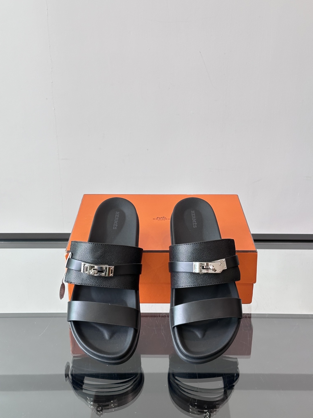 ◾️▫️Hermes 高端真皮男士拖鞋，高品质经典单品，用料上乘考究，版型宽松舒适，推荐入手，鞋面选用进