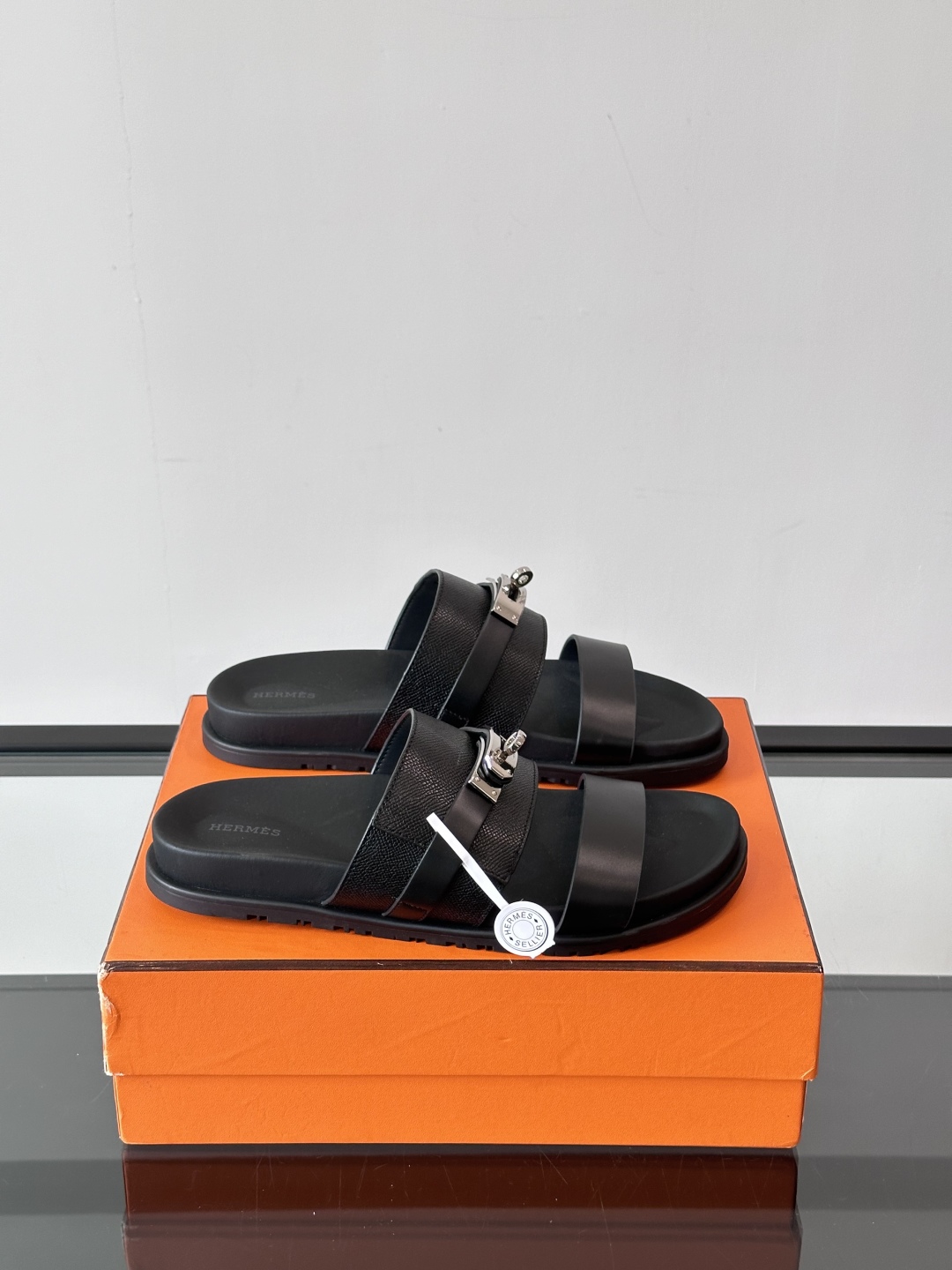◾️▫️Hermes 高端真皮男士拖鞋，高品质经典单品，用料上乘考究，版型宽松舒适，推荐入手，鞋面选用进