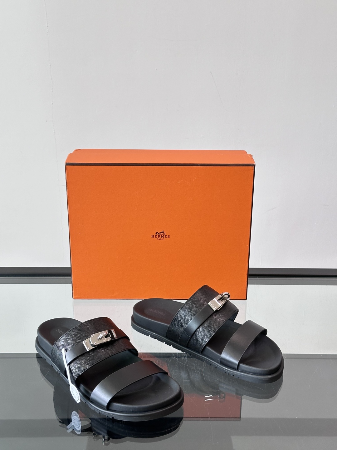◾️▫️Hermes 高端真皮男士拖鞋，高品质经典单品，用料上乘考究，版型宽松舒适，推荐入手，鞋面选用进