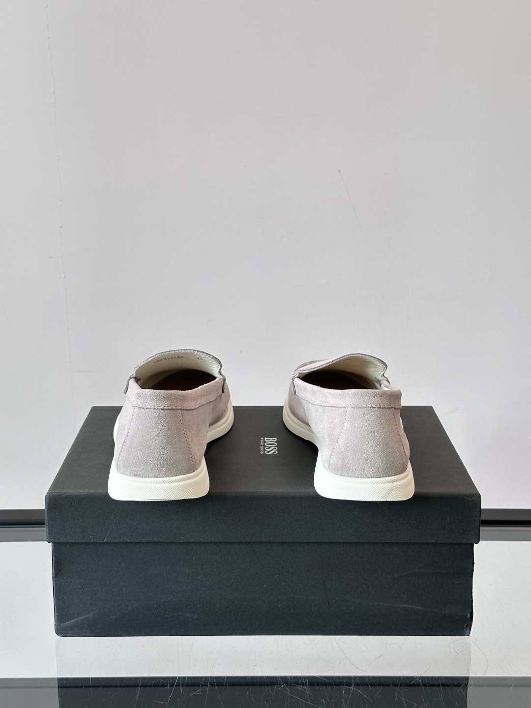 BOSS男士新款套脚乐福鞋👞，
选用进口麂皮制成，鞋面同材质流苏吊坠装饰，细致均匀的手工马克走线，经典乐