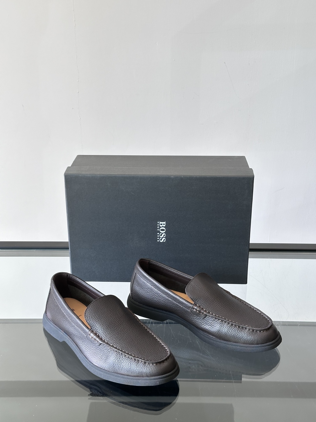 BOSS 男士新款套脚乐福鞋👞
顶级高品！选用粒面小牛皮制成，鞋面同材质流苏吊坠装饰，细致均匀的手工马