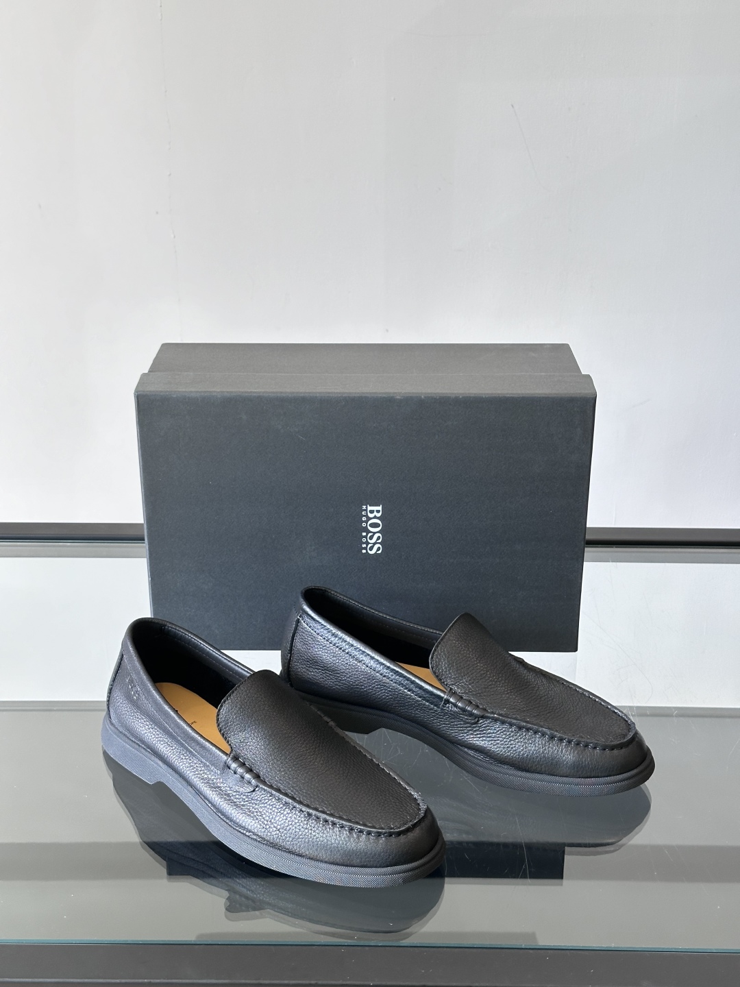  BOSS 男士新款套脚乐福鞋👞
顶级高品！选用粒面小牛皮制成，鞋面同材质流苏吊坠装饰，细致均匀的手工马