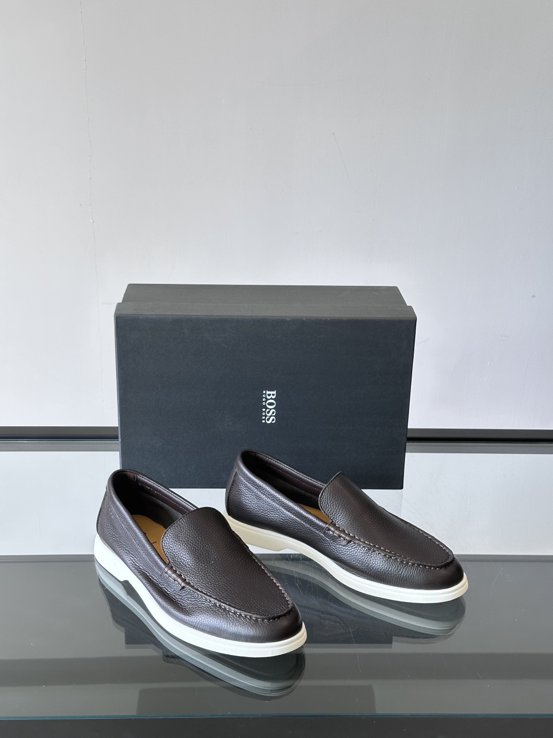  BOSS 男士新款套脚乐福鞋👞
顶级高品！选用粒面小牛皮制成，鞋面同材质流苏吊坠装饰，细致均匀的手工马