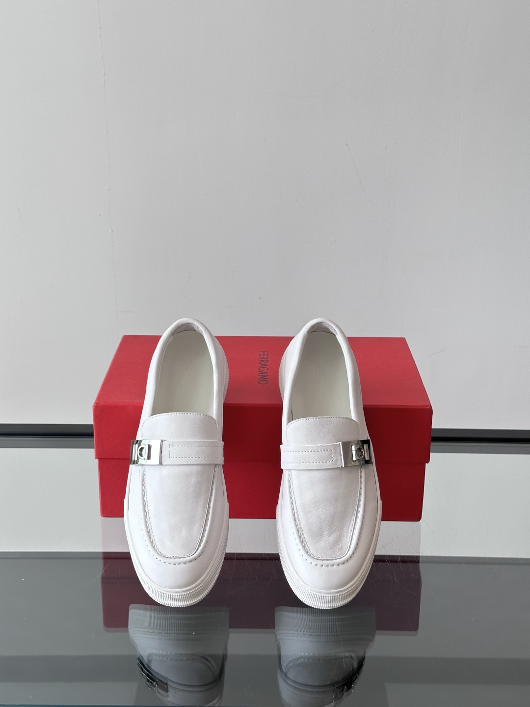 Ferragamo菲拉格慕全新麂皮都市漫步鞋，精准拿捏现代都市生活，打造意式慵懒风格，柔韧的皮面，柔软的