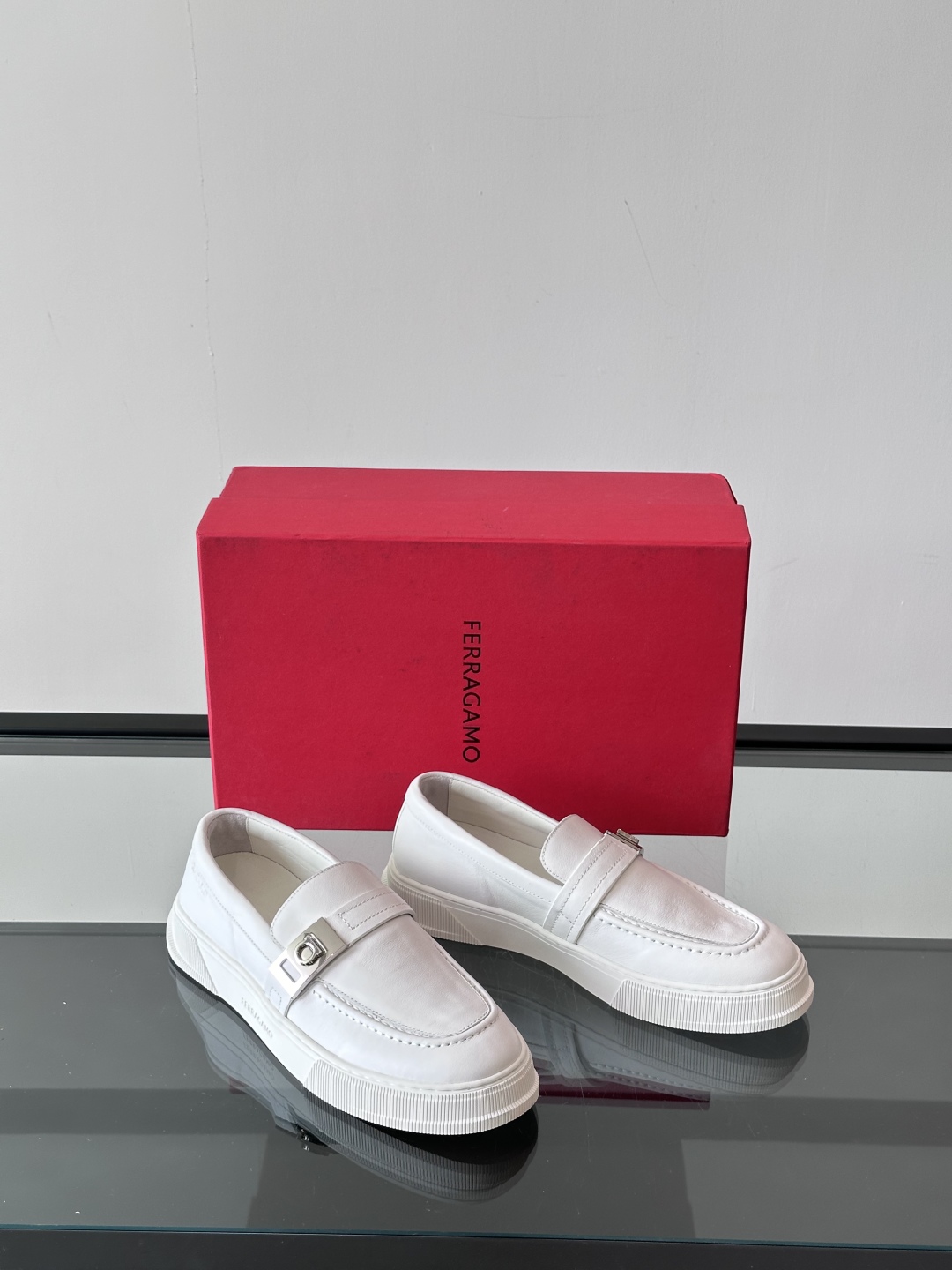 Ferragamo菲拉格慕全新麂皮都市漫步鞋，精准拿捏现代都市生活，打造意式慵懒风格，柔韧的皮面，柔软的