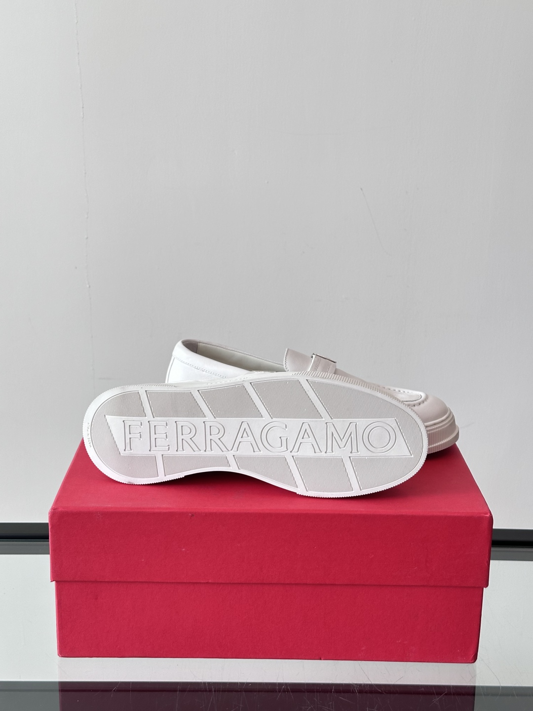 Ferragamo菲拉格慕全新麂皮都市漫步鞋，精准拿捏现代都市生活，打造意式慵懒风格，柔韧的皮面，柔软的
