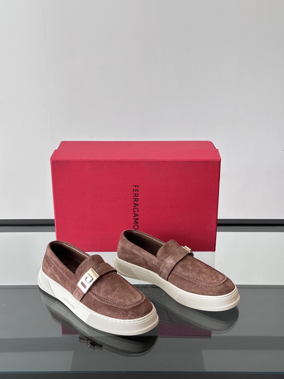 Ferragamo菲拉格慕全新麂皮都市漫步鞋，精准拿捏现代都市生活，打造意式慵懒风格，柔韧的皮面，柔软的