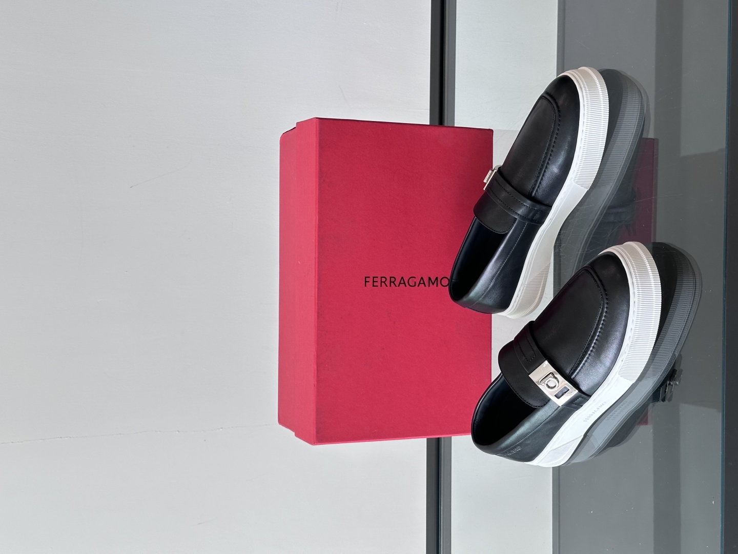 Ferragamo菲拉格慕全新麂皮都市漫步鞋，精准拿捏现代都市生活，打造意式慵懒风格，柔韧的皮面，柔软的