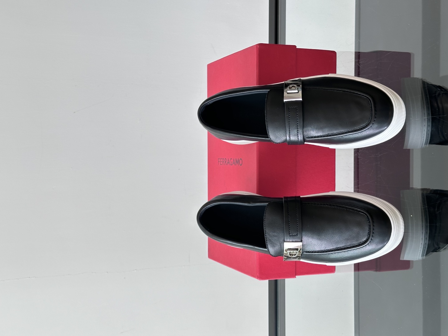 Ferragamo菲拉格慕全新麂皮都市漫步鞋，精准拿捏现代都市生活，打造意式慵懒风格，柔韧的皮面，柔软的