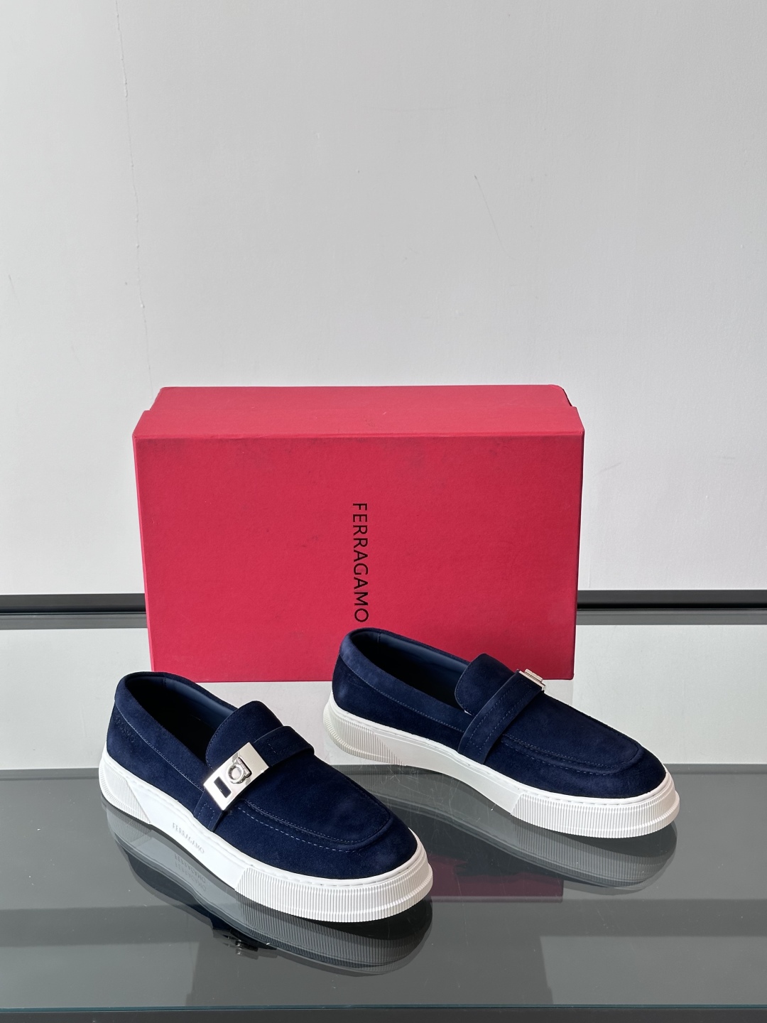 Ferragamo菲拉格慕全新麂皮都市漫步鞋，精准拿捏现代都市生活，打造意式慵懒风格，柔韧的皮面，柔软的