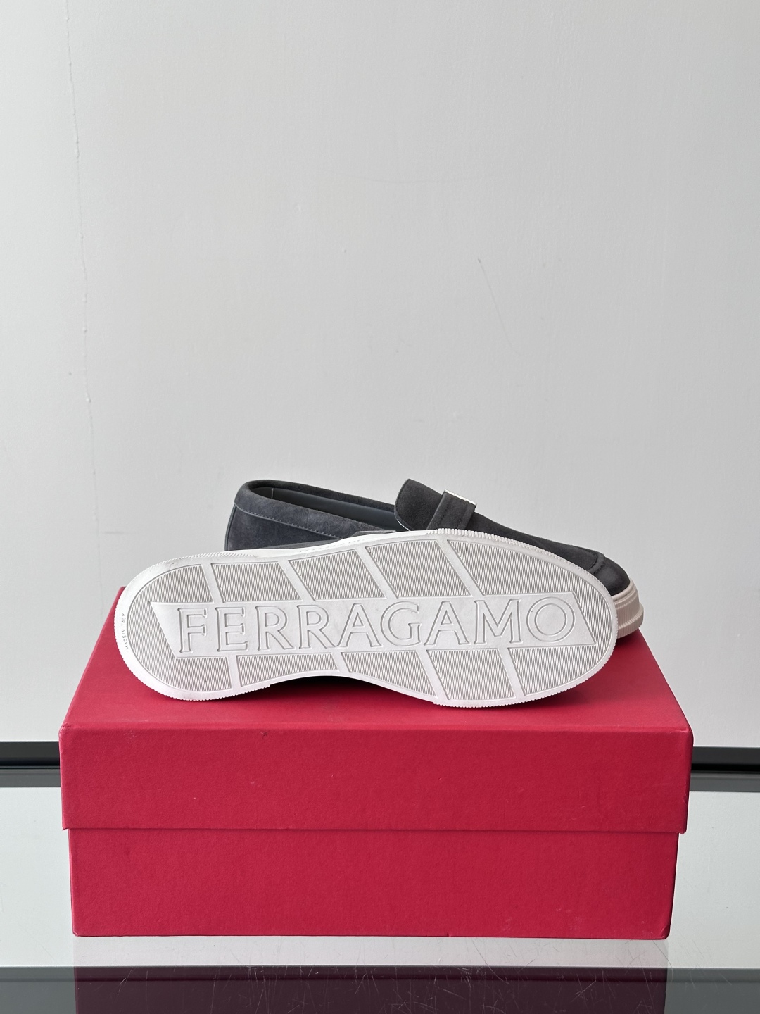 Ferragamo菲拉格慕全新麂皮都市漫步鞋，精准拿捏现代都市生活，打造意式慵懒风格，柔韧的皮面，柔软的